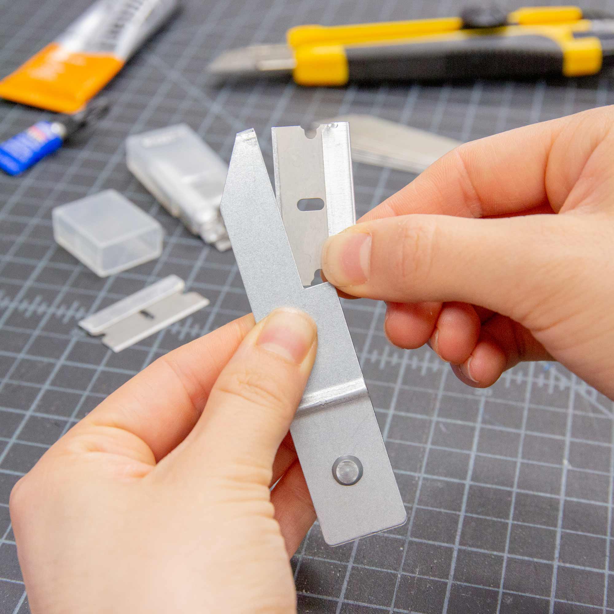Razor Replacement Blade with Tube (8/Tube)
