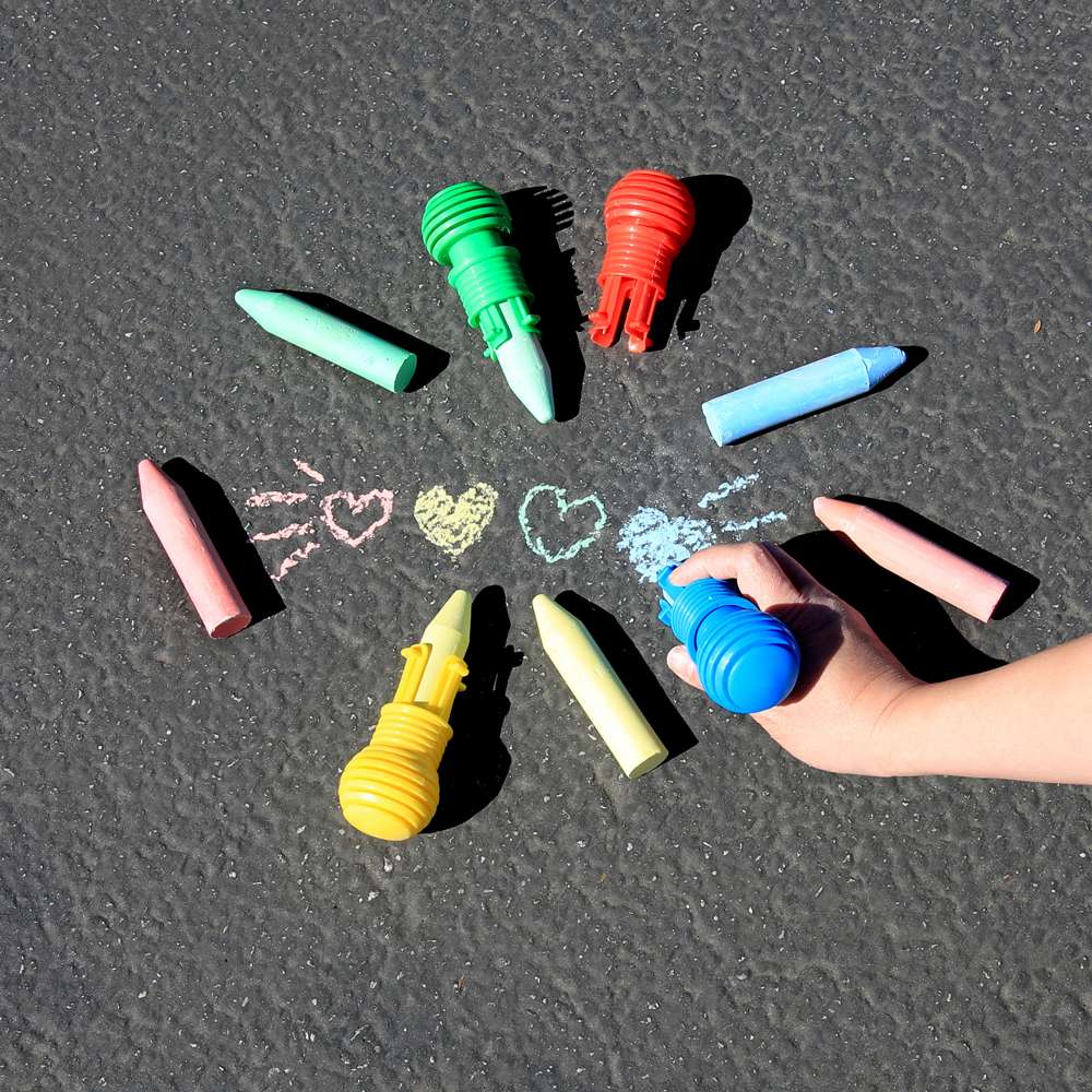 4 Jumbo Sidewalk Chalks & 1 Chalk Holder