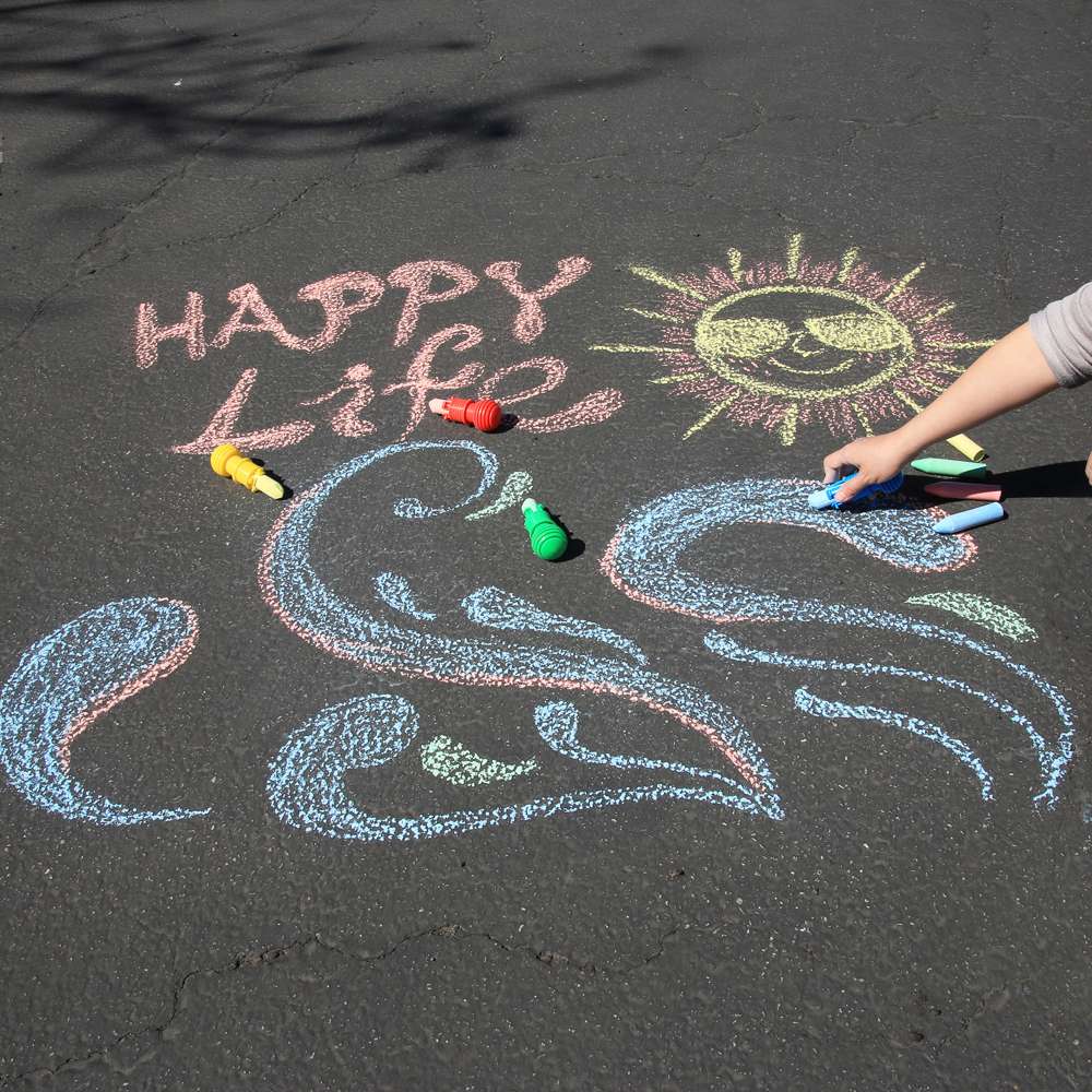 4 Jumbo Sidewalk Chalks & 1 Chalk Holder
