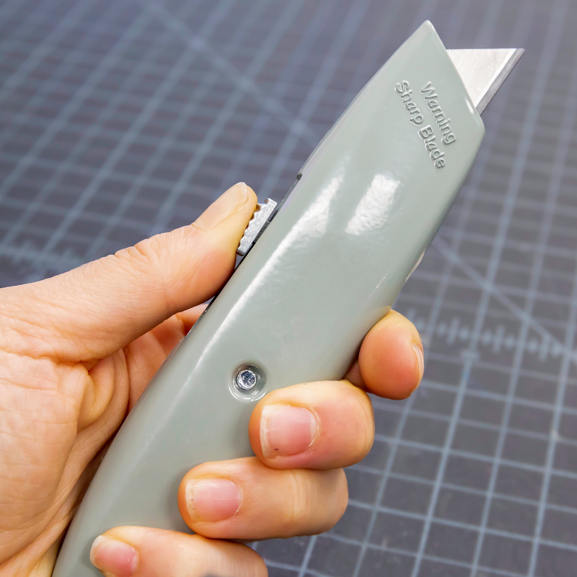 Retractable Utility Knife Box Cutter, 1 Count, Metal, Gray