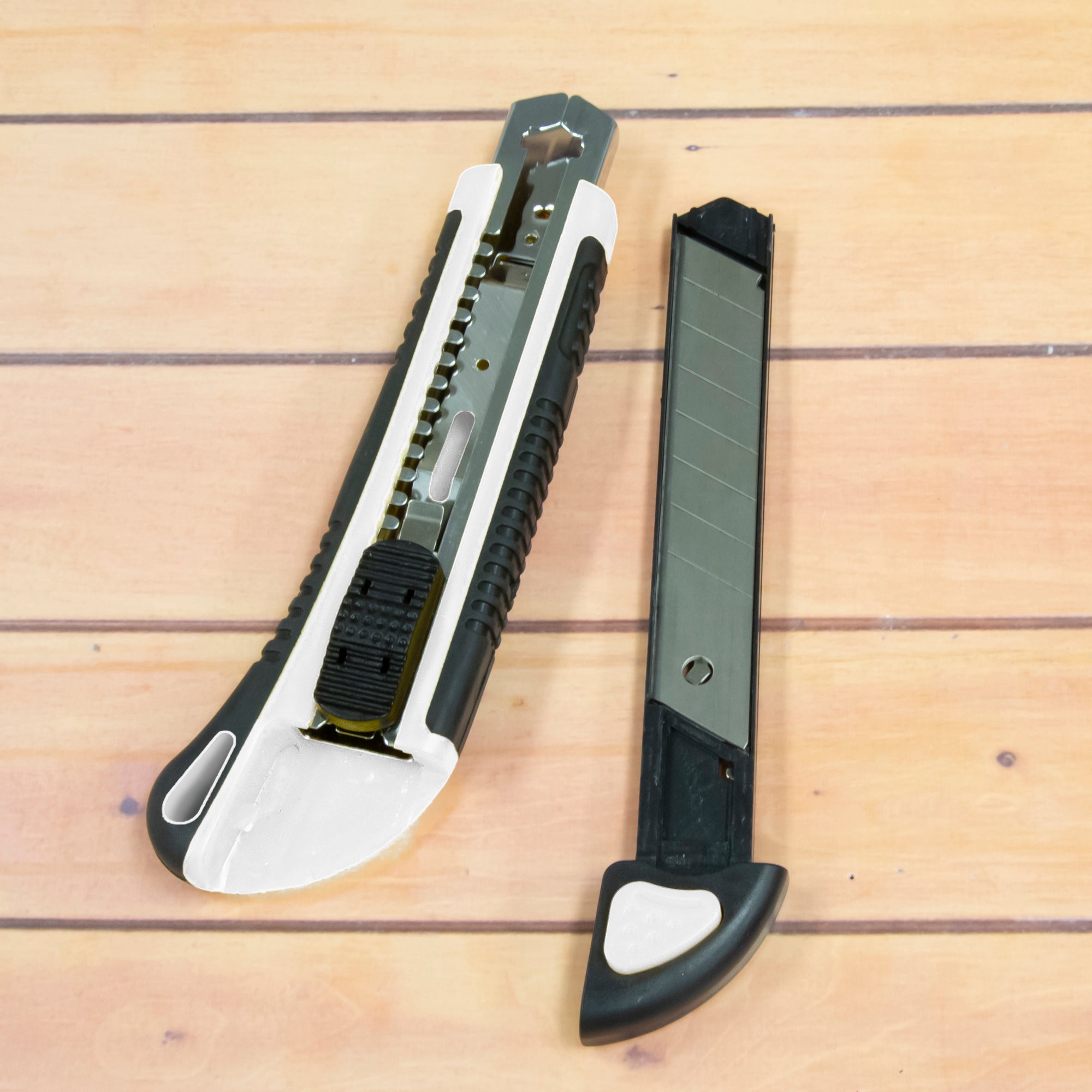 Heavy Duty Self Loading Cutter w/ 2 Replacement Blades