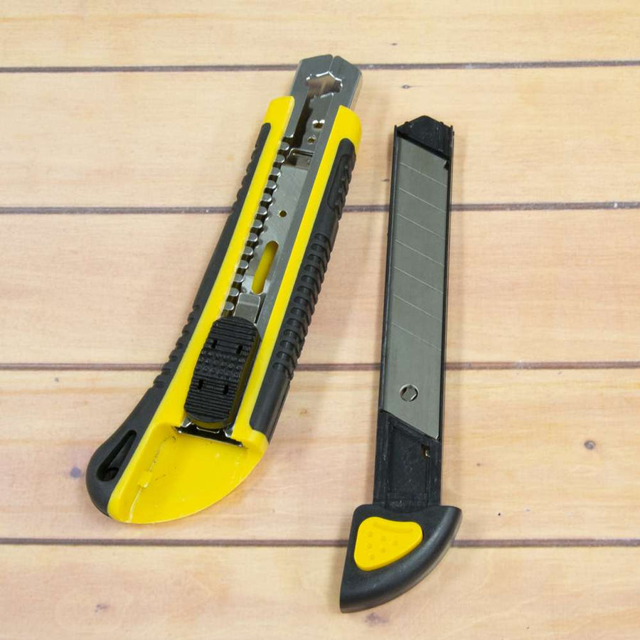 Heavy Duty Self Loading Cutter w/ Grip + 2 Replacement Blades
